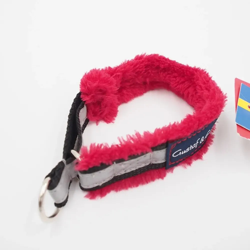 Žieminis pūkuotas 20 cm šunų antkaklis „Gustaf & Evita“, šiltas ir patogus, su minkšta pūkų apdaila.