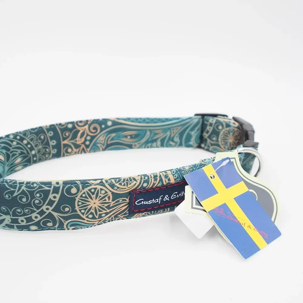 Žalias 50 cm šunų antkaklis „Gustaf & Evita“ su ornamentais, tvirtas ir stilingas gyvūno aksesuaras.