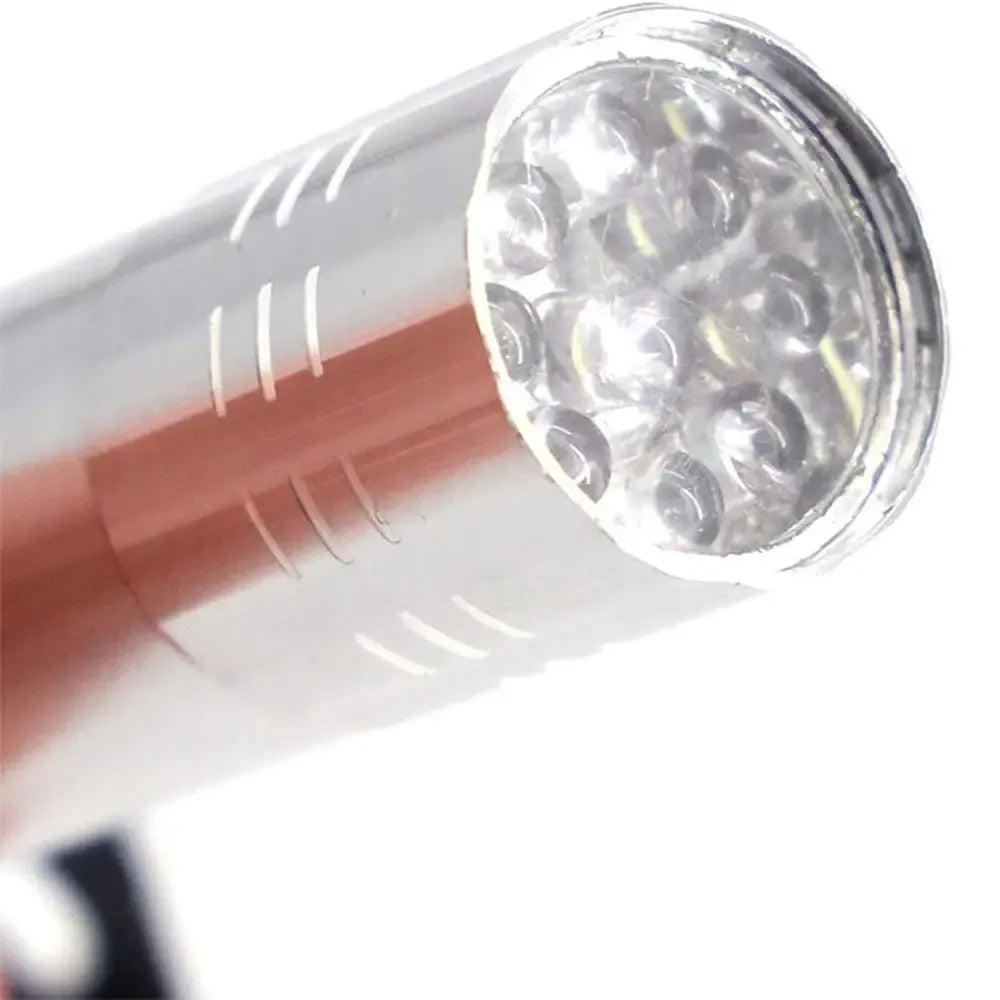 9 LED rankinis prožektorius su dirželiu, aiškiai matomos LED lemputės ir patogus laikiklis, tinkamas darbo ir laisvalaikio naudojimui