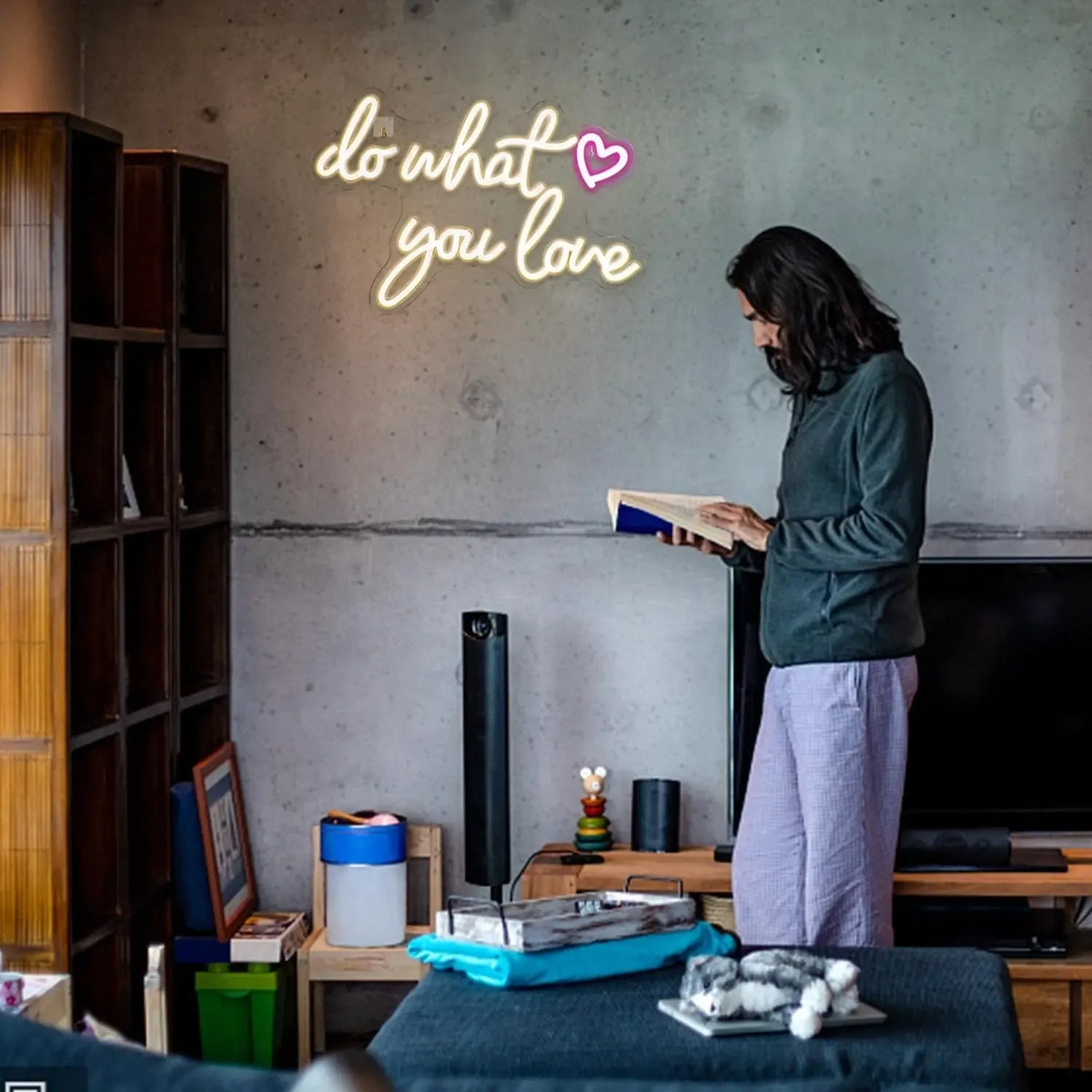 Dekoratyvinis LED šviestuvas „Do What You Love“ su šviesiu tekstu ir švelnia šviesa, skirtas namų interjerui.