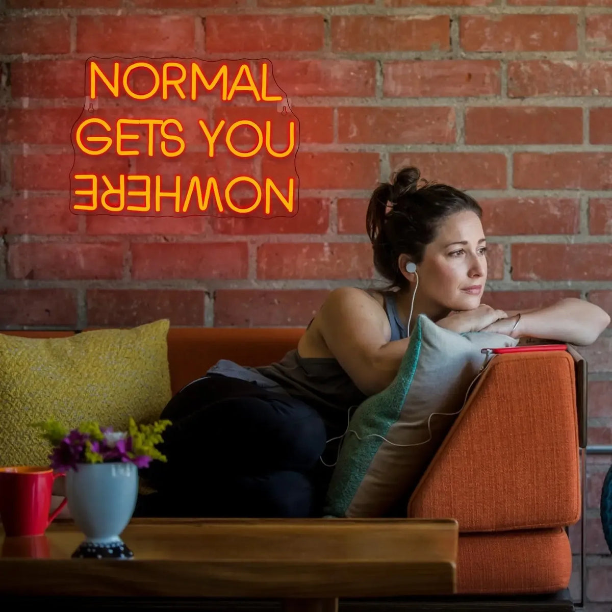 Dekoratyvinis LED šviestuvas "Normal Gets You Nowhere" su moderniu dizainu, šviečia švelnia šviesa, puikiai tinka interjero apšvietimui.