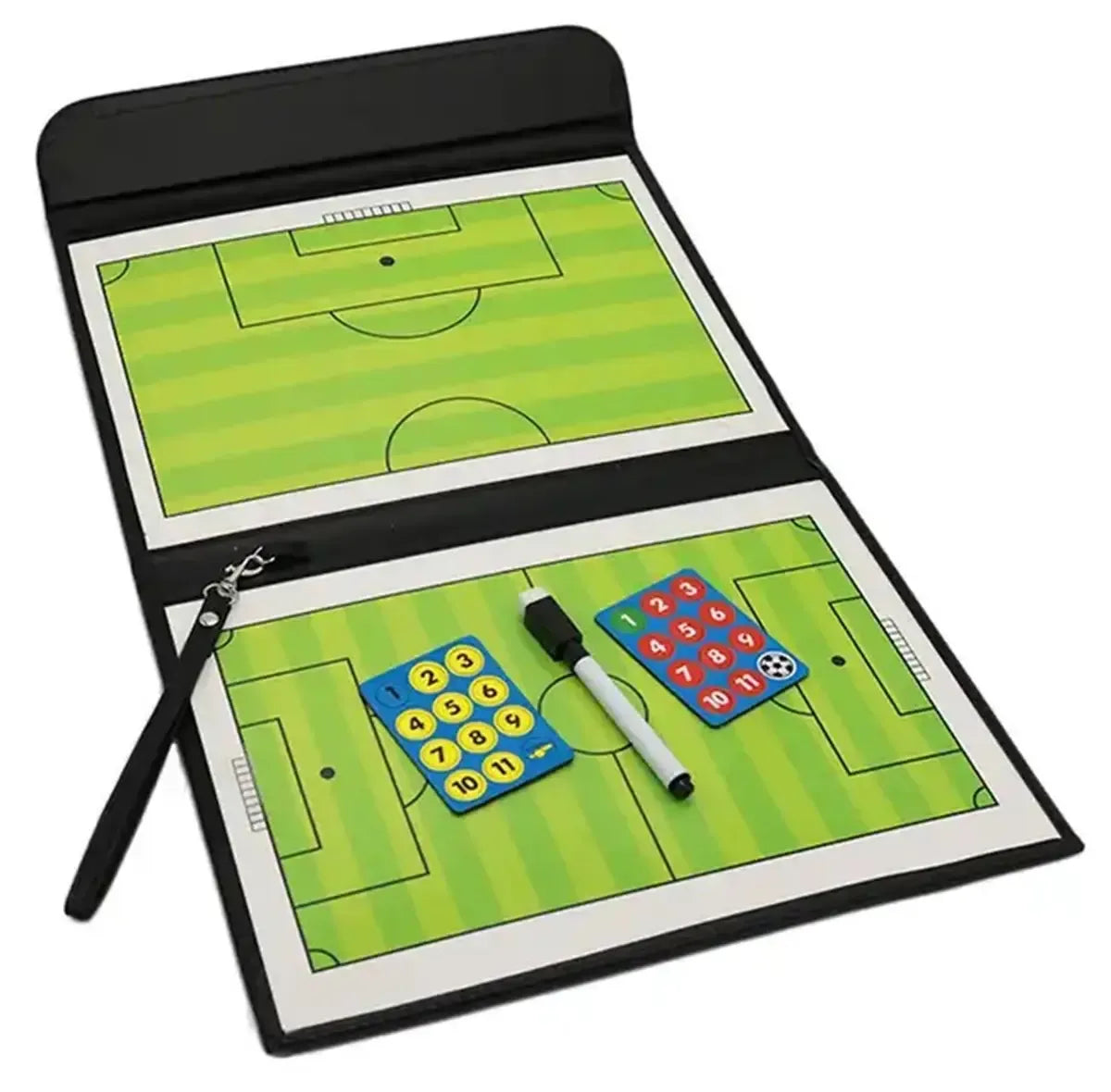 Futbolo trenerio taktinė lenta su magnetais, skirta strategijų planavimui ir taktikos mokymui futbolo treniruotėse.