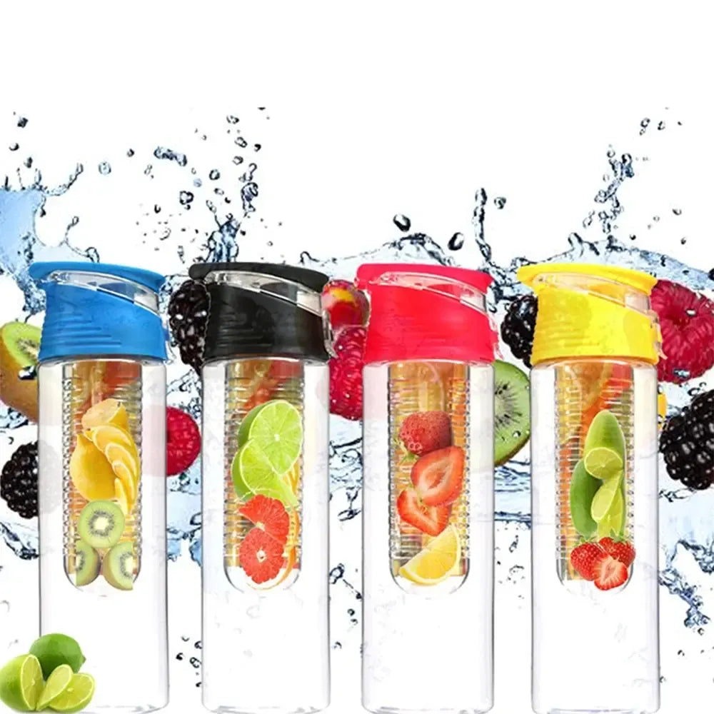 Juoda sportinė gertuvė su vaisių įdėklu, 700 ml, su patogiu dangteliu ir matavimo žymėmis.