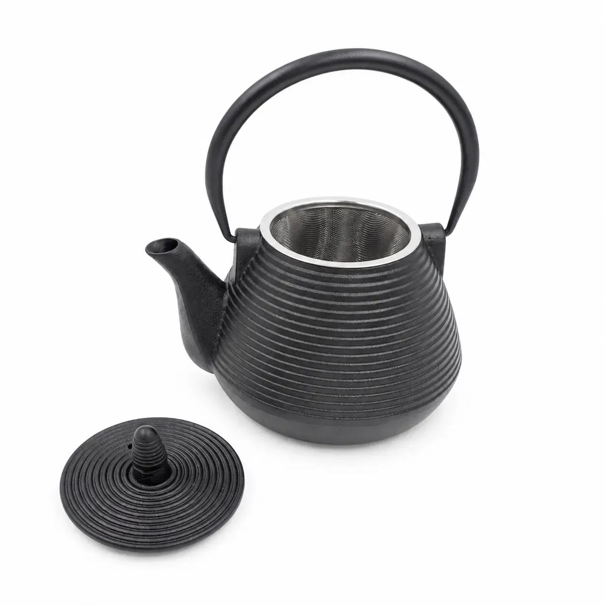Ketaus arbatinukas su metaliniu sieteliu TR2309, tradicinio dizaino, su rankena ir įmontuotu arbatos filtru.