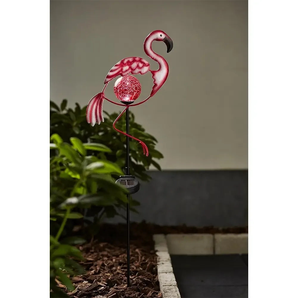 Dekoratyvinė lauko LED lempa „Flamingo“ su saulės baterija, 80 cm aukščio, rodo flamingo formą ir šviečia tamsioje aplinkoje