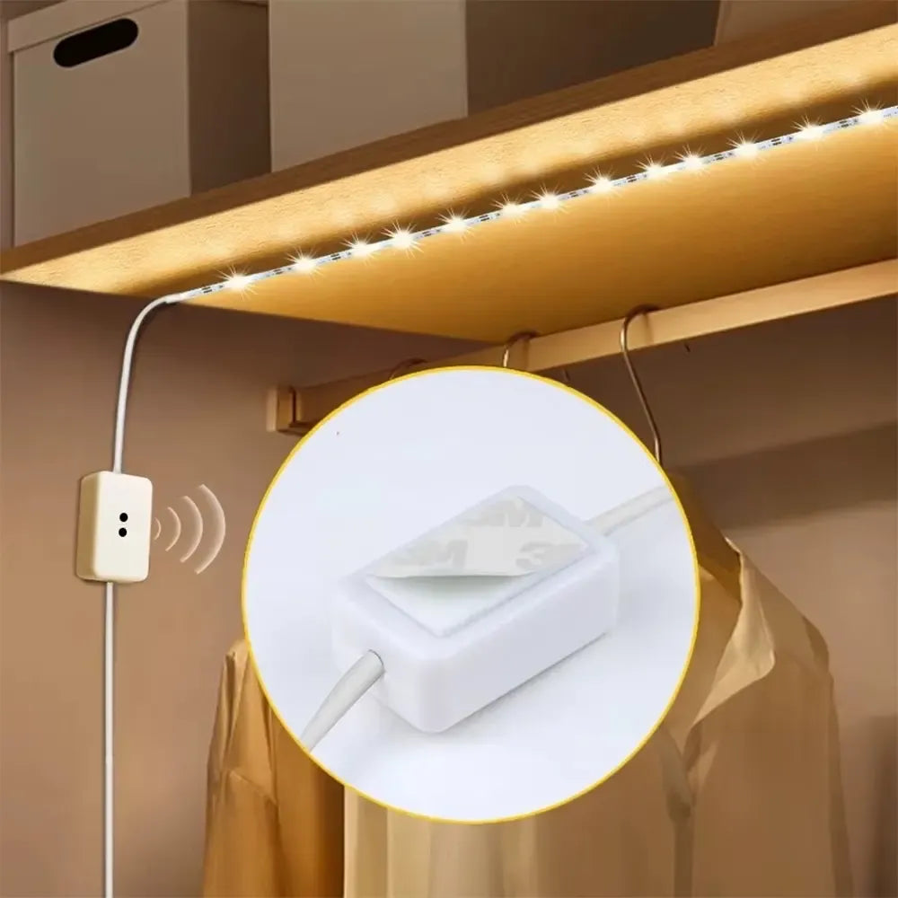 3 m LED juostelė su judesio davikliu ir USB jungtimi, šviesus ir modernus apšvietimas namų ar biuro erdvėse.