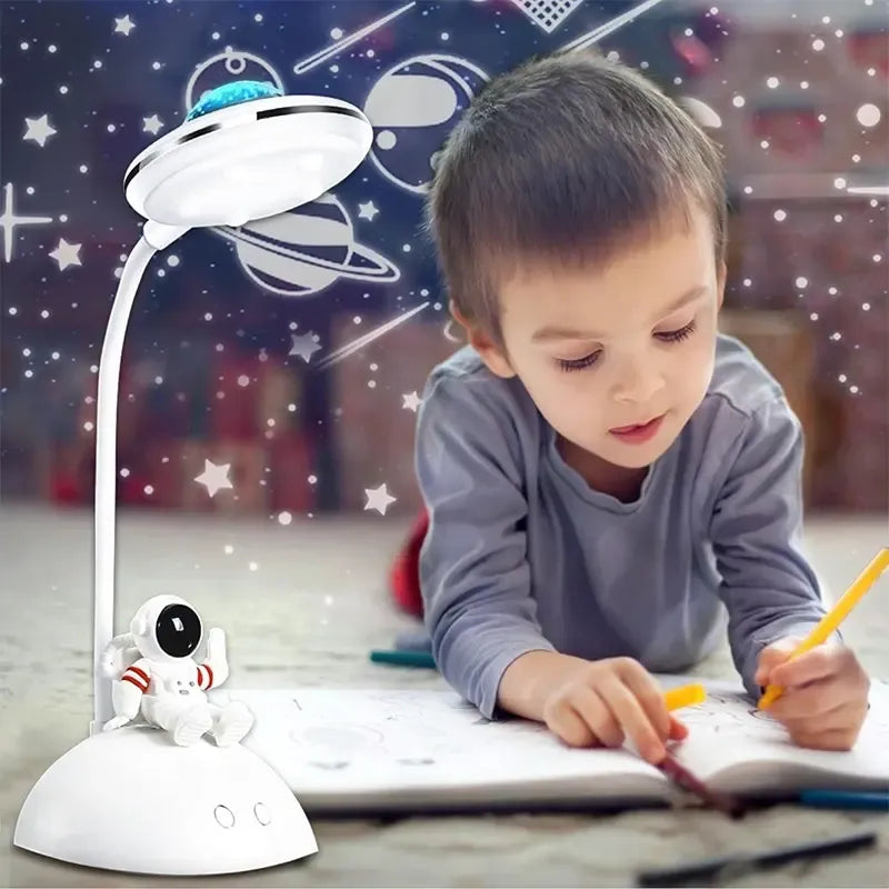 LED naktinis šviestuvas-projektorius astronautas su šviesos spinduliais ir juokinga astronauto figūra.