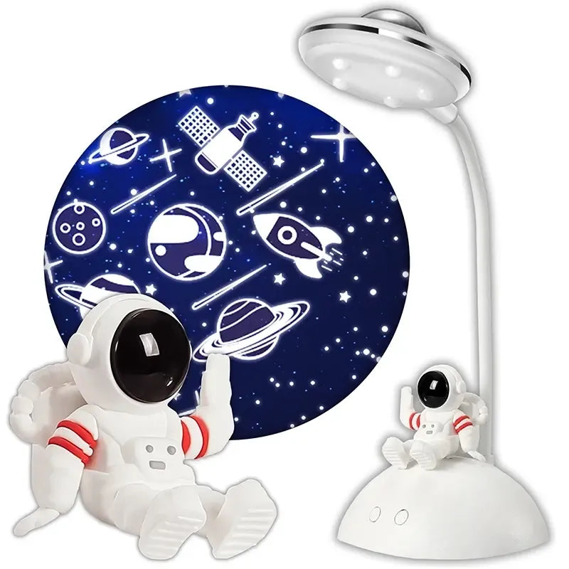LED naktinis šviestuvas-projektorius astronautas, vaizdas su šviesos ir astronauto figūra, skirtas vaikų kambariui.