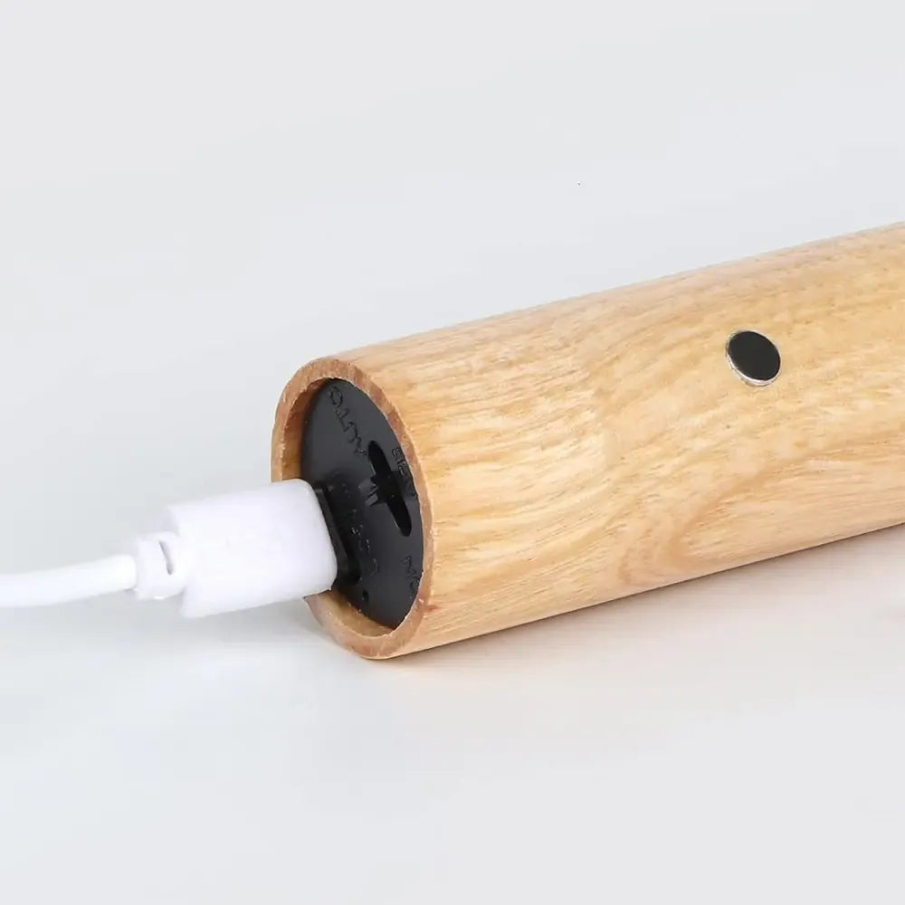 Magnetinis LED šviestuvas su judesio jutikliu, baltas, su magnetine tvirtinimo dalimi, apšviečia patalpas efektyviai ir moderniai.