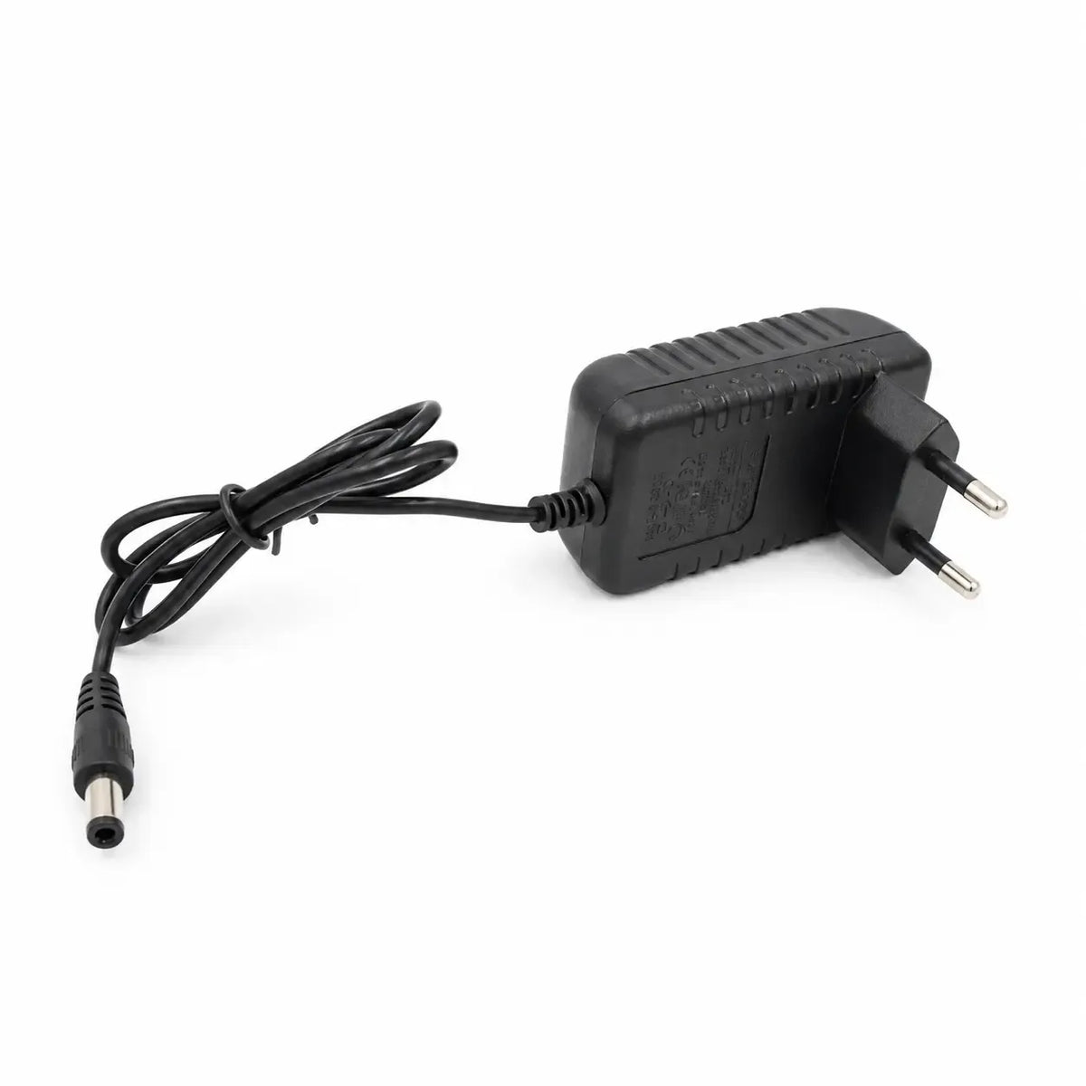 Elektroninių prietaisų maitinimo adapteris su kištuku, įrenginio maitinimo ir įkrovimo funkcijoms.