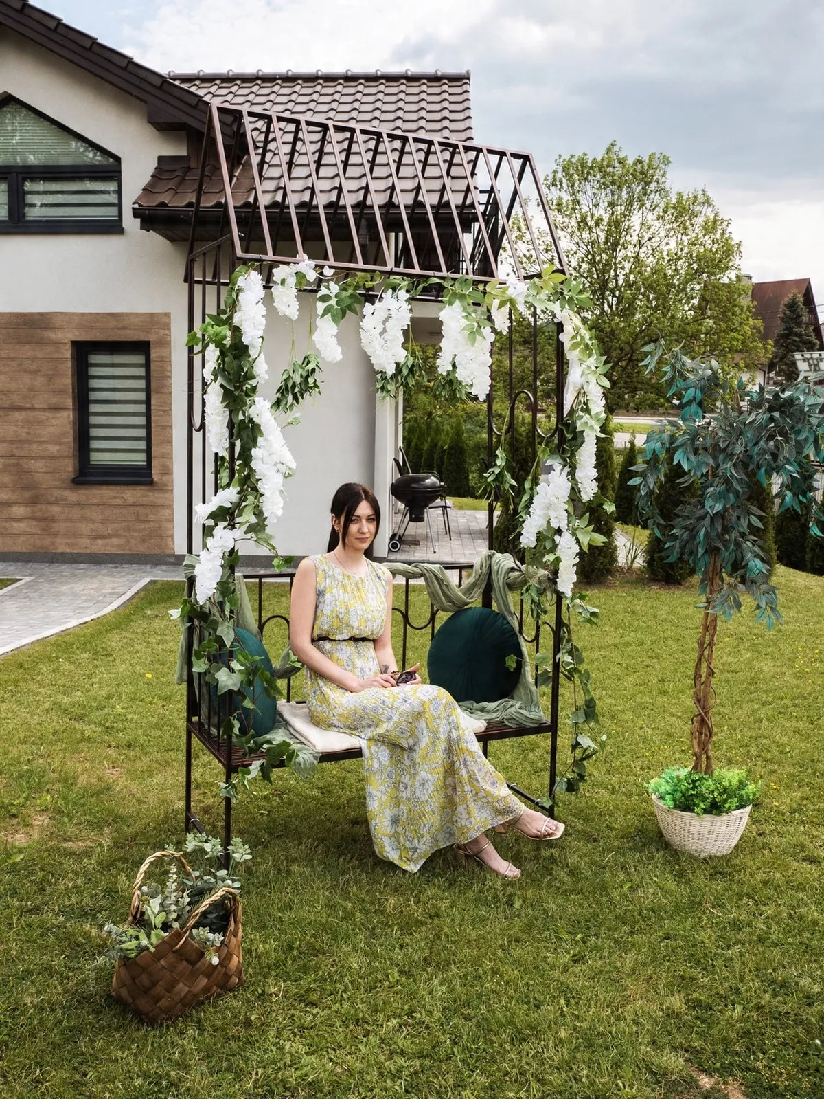 Dārza pergola ar nelielu solīnīti, antīkā brūnā krāsā, metāla