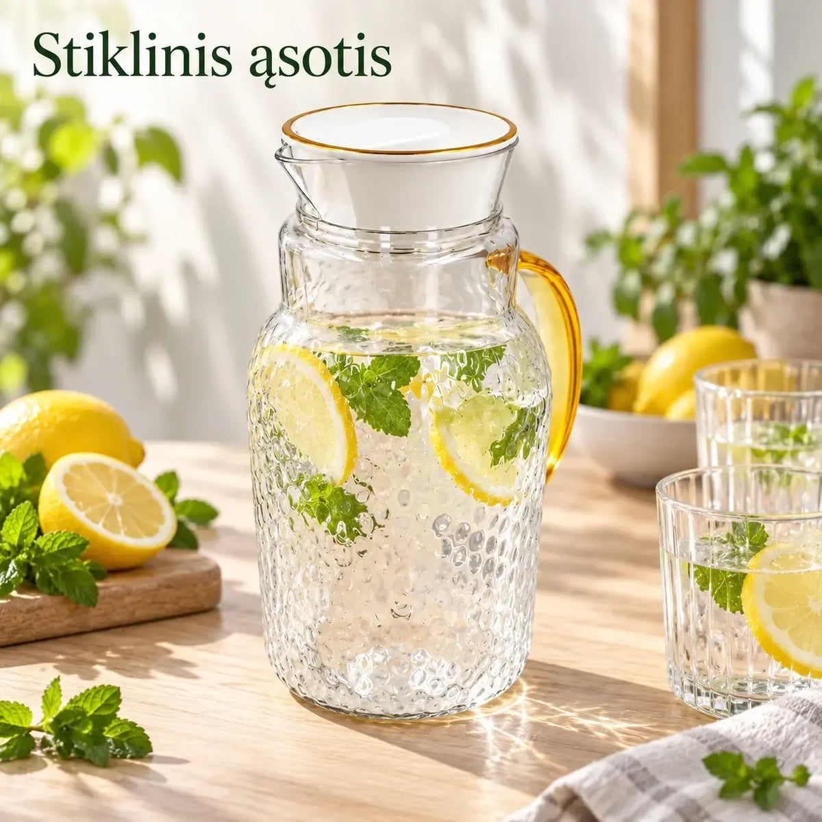 Plastikinis 1600 ml asotis su dangčiu ir rankena, tvirtas ir patogus naudoti virtuvėje ar sodininkystėje.