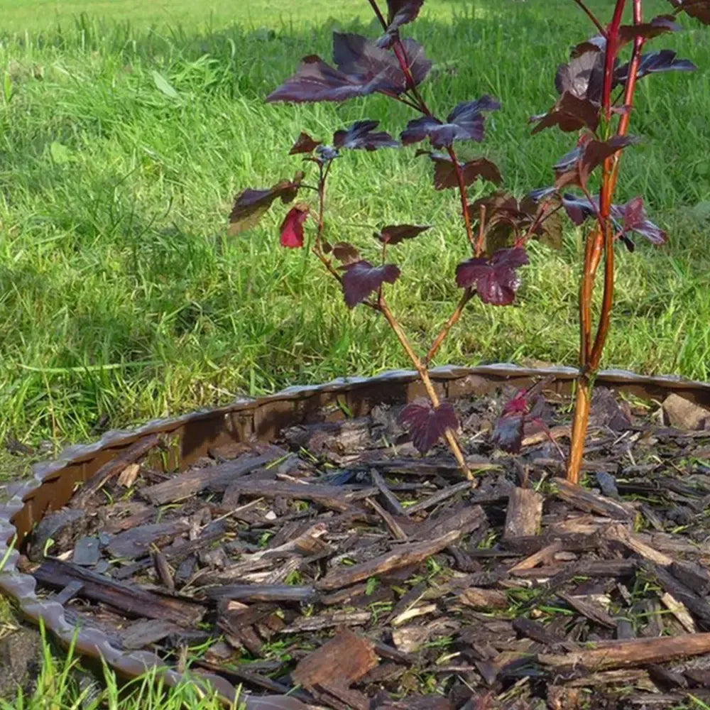 Žalios plastikinės vejos atitvaros, 5 vnt. rinkinys, skirtas apibrėžti ir apsaugoti vejos plotą.