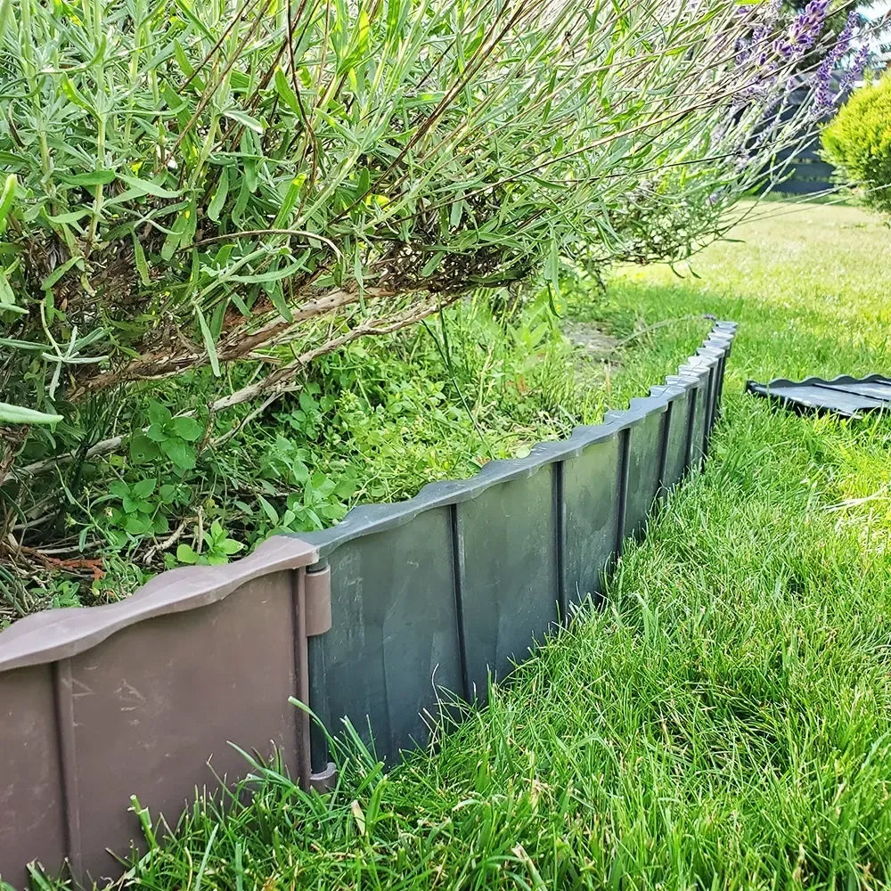 Rudos plastikinės vejos atitvaros, 5 vnt., lankstūs ir lengvai montuojami, skirtos tvoroms ir želdynams riboti.