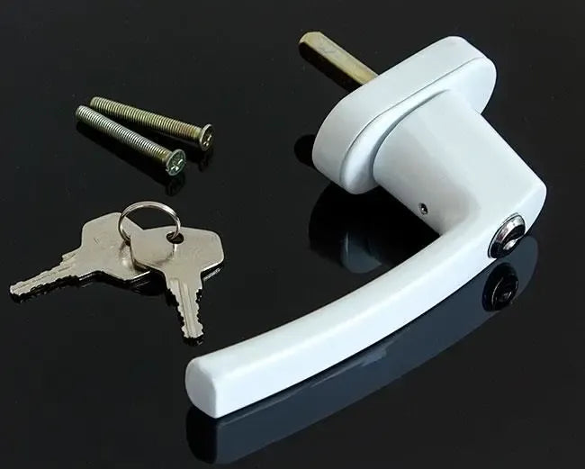Baltos spalvos lango rankena su užraktu, metalinis rankenos dizainas, matoma rankenos dalis ir užrakto mechanizmas.
