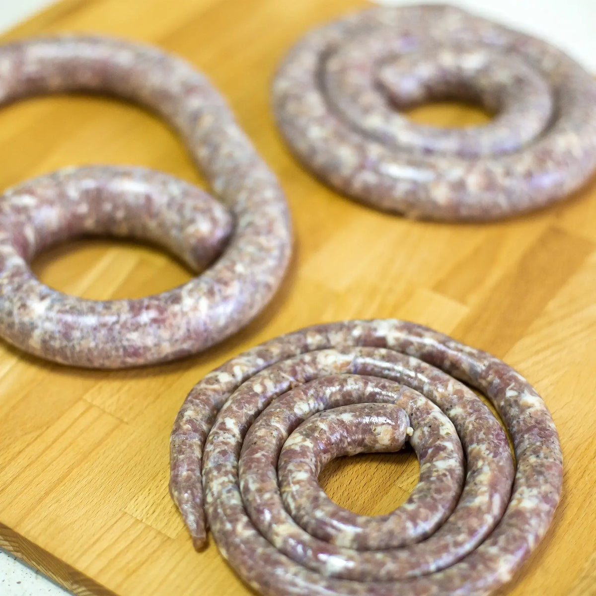 Rankinis horizontalus dešrų kimštuvas, skirtas 2,5 kg mėsos gaminių, matomas su rankena ir užpildymo anga.