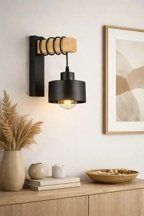 Juodas sieninis šviestuvas su medžio elementu ir E27 lizdu, modernus apšvietimo sprendimas namų ar biuro patalpoms.