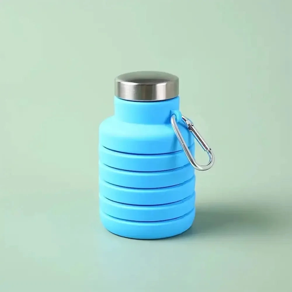 Silikoninė sulankstoma gertuvė 550 ml pilka, lanksti ir patogi naudoti, su sandariu dangteliu, skirta gėrimams vežtis.