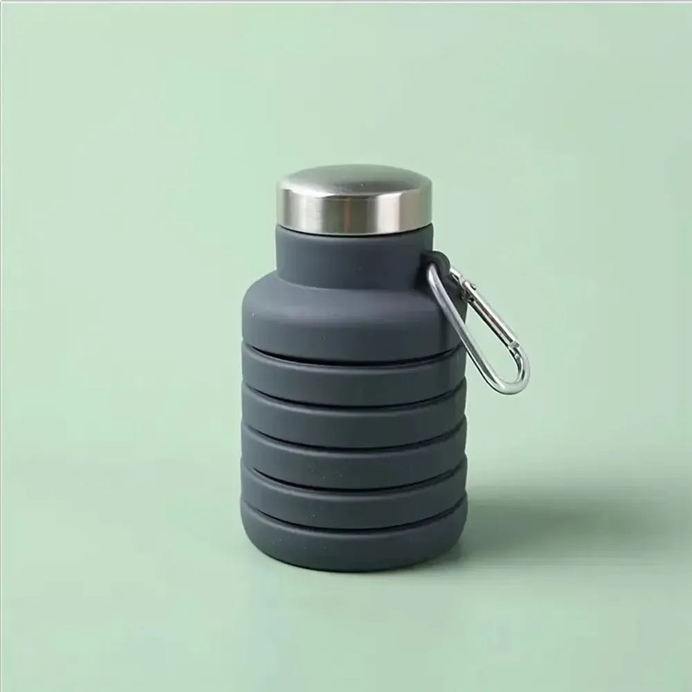 Silikoninė sulankstoma gertuvė 550 ml, pilkos spalvos, lanksti ir patogi naudoti, skirta vandeniui ar gėrimams.