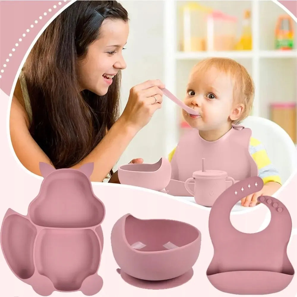 Silikoninis maitinimo rinkinys vaikams, violetinės spalvos, su šaukštu ir dubeniu, pagamintas iš minkštos, saugios silikono medžiagos.