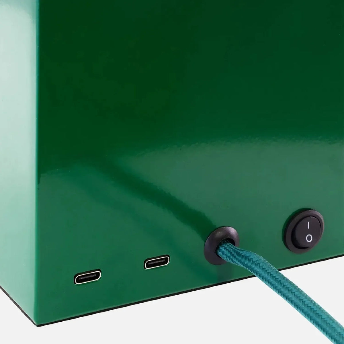 Stalinis šviestuvas Bob 14 Green su žalia metaline gaubtu ir šviesos šaltiniu, modernus ir funkcionalus apšvietimo sprendimas.