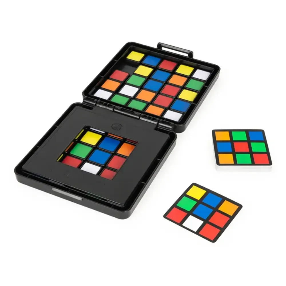 Stalo žaidimas Rubik's Race su spalvotais kvadratais ir žaidimo lenta, žaidimo komponentai ir instrukcijos.