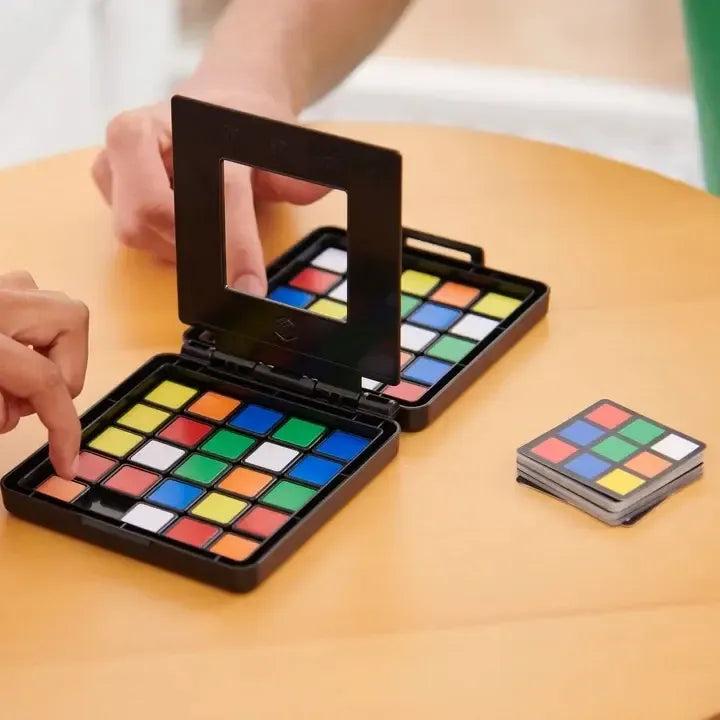 Stalo žaidimas Rubik's Race su spalvotomis kortelėmis ir žaidimo lenta, skirtas šeimai ir draugų žaidimams.