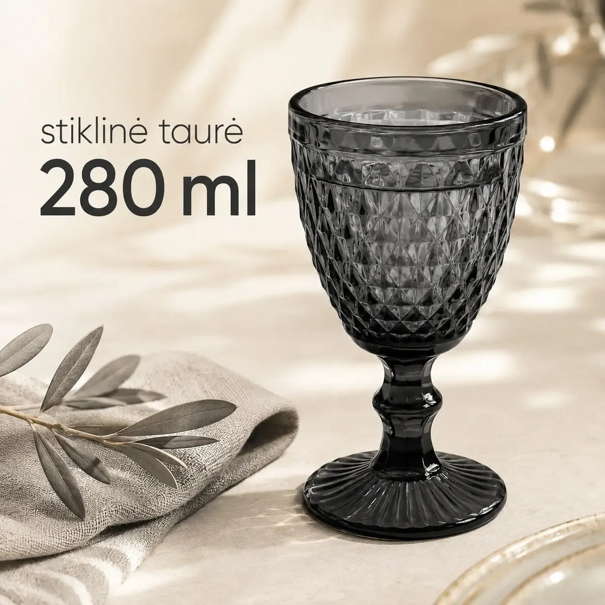 Juoda stiklinė taurė, 280 ml, elegantiška ir moderni, su aiškiu stiklo dizainu, skirta gėrimams.