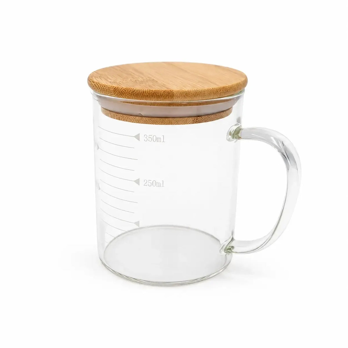 Stiklinis puodelis su bambukiniu dangteliu ir matavimo skale, 250 ml, skaidrus, su rankena ir matavimo ženklai.