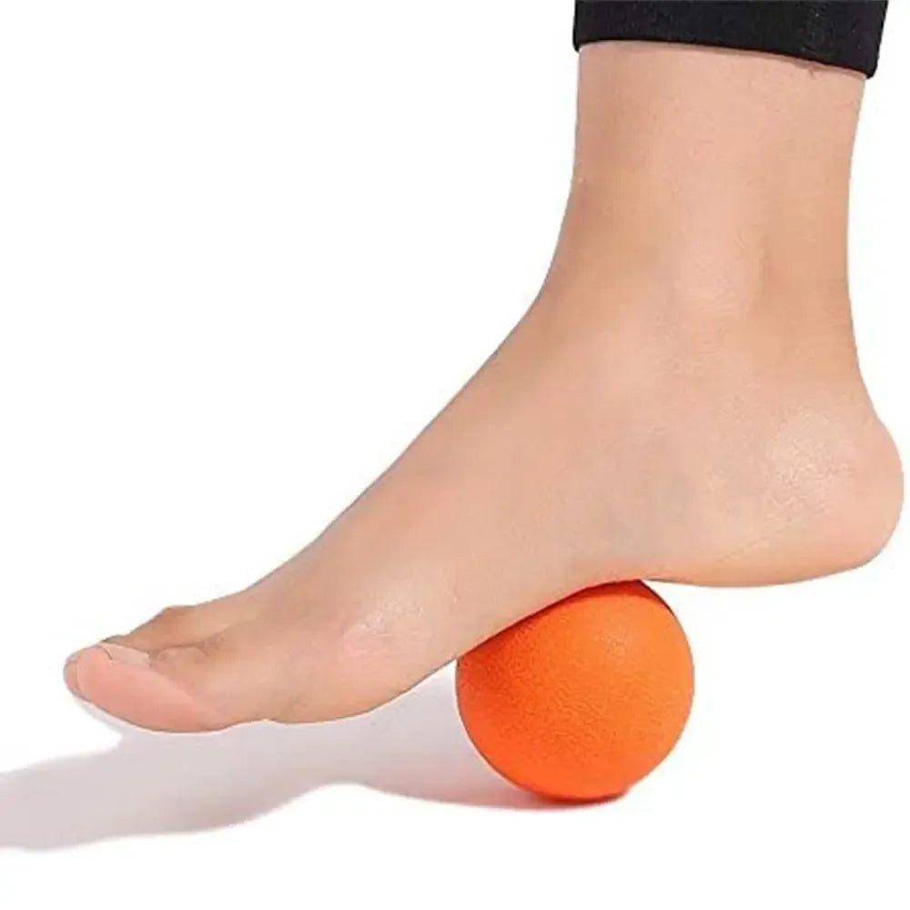 Šviesiai tamsoje šviečiantis 6 cm masažinis kamuoliukas, minkštas ir apšviestas tamsioje aplinkoje.