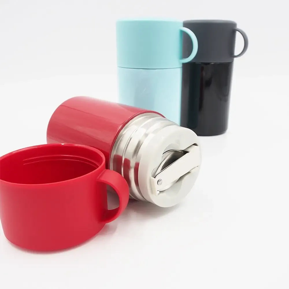 Juodas universalus termosinis puodelis su integruotu šaukštu, 550 ml talpa, matinis paviršius, patogus naudoti kasdien.