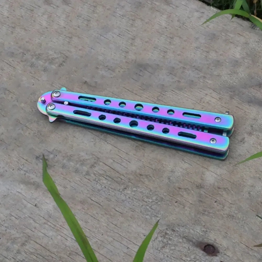 Vaivorykštės spalvos balisong treniruočių peilis su sukimosi mechanizmu ir diskretiška konstrukcija.