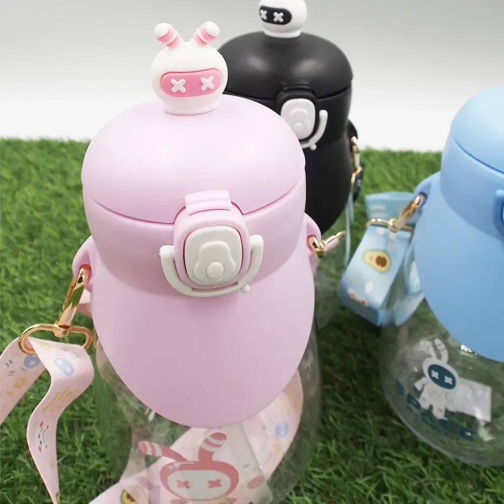 Vaikiška juoda gertuvė Space rabbit, 1000 ml, su 3D iliustracija ir patogiu antgaliu vaikams.