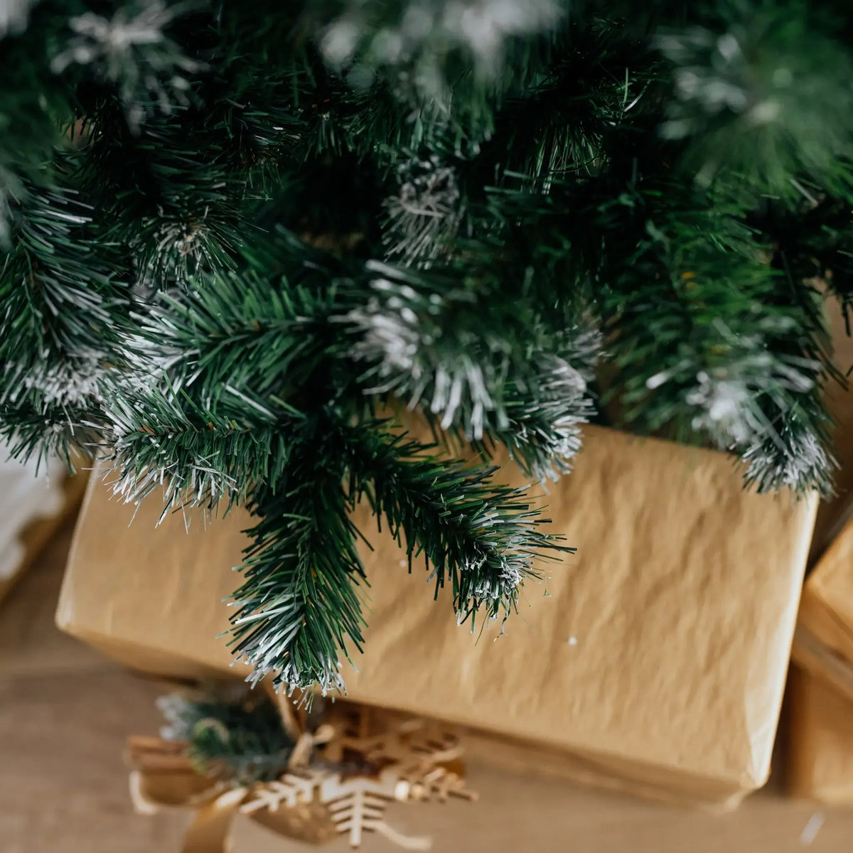 150 cm dirbtinė Kalėdų eglutė „Jodła Alfa“ su žaliais šakomis ir šviečiantiais elementais, dekoratyvi ir realistiška eglutė