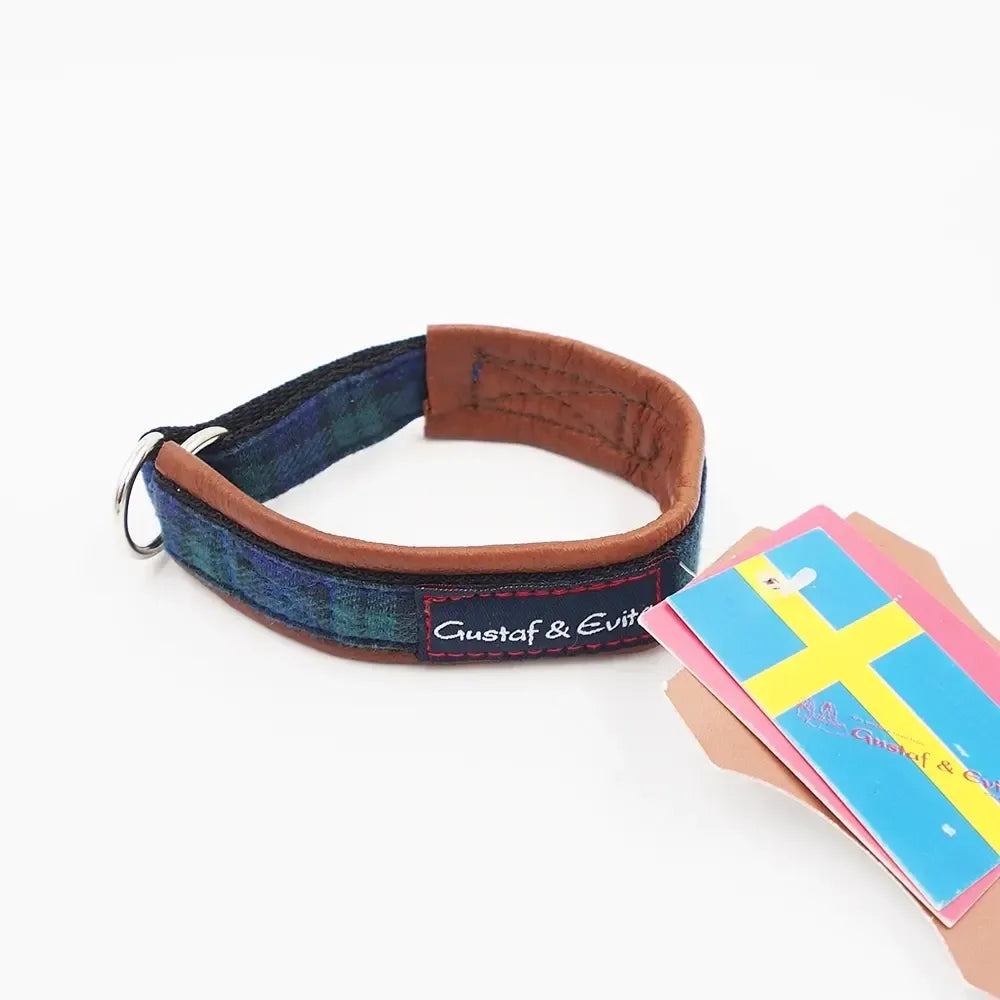 Mėlynas languotas šuns antkaklis Gustaf & Evita, 20 cm, minkštas ir patogus šuniui, su reguliuojamu dydžiu.