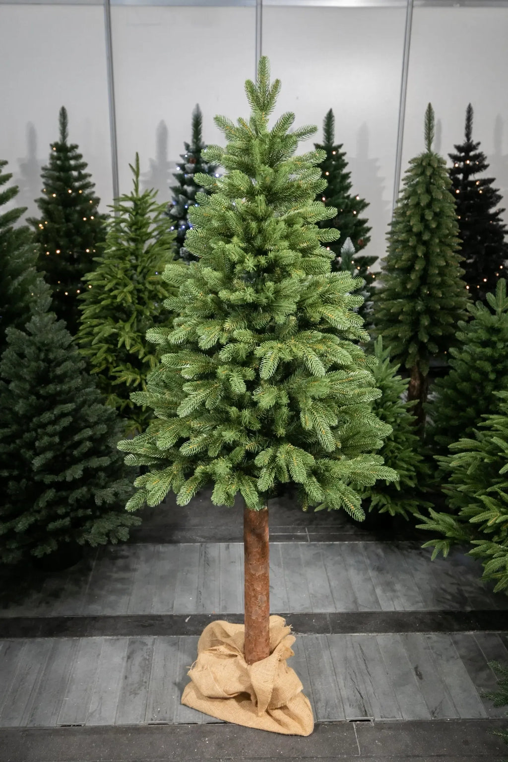 Dirbtinė Kalėdinė eglutė, 220 cm, skandinaviško stiliaus kėnis, žalios spalvos, su šakomis ir lapais.