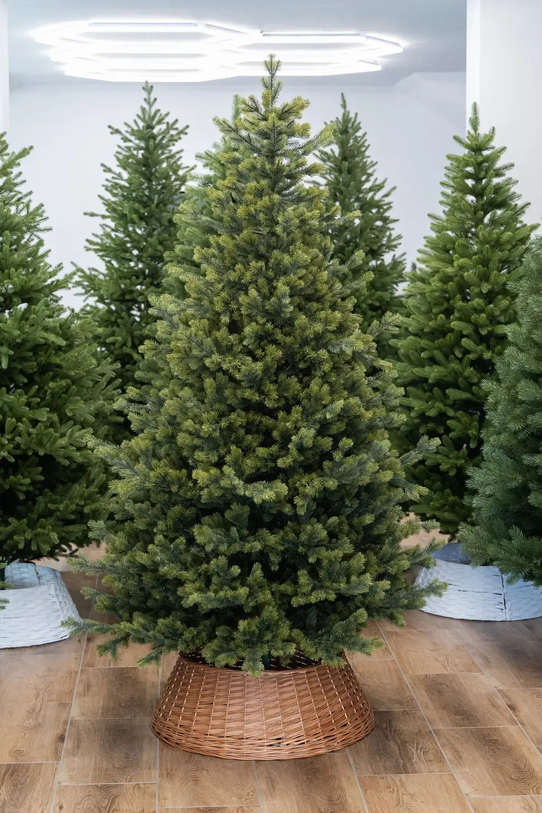 Kalėdinė eglutė Verona Mix 220 cm iš PE ir PVC medžiagų, dekoratyvi ir aukštos kokybės žiemos dekoracijai.
