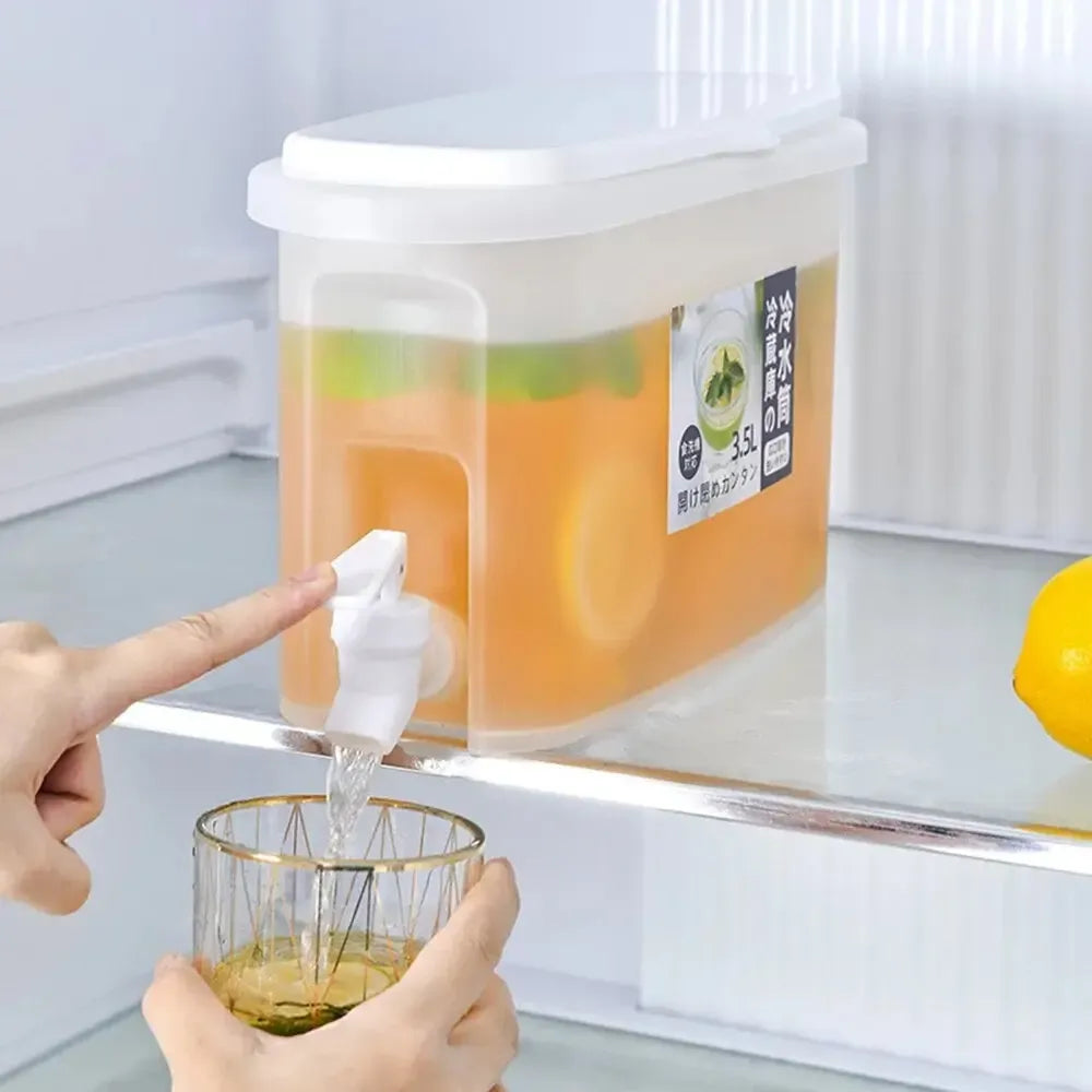 2,5L plastikinė gėrimų talpa su čiaupu ir dangteliu, tinkama skysčiams laikyti ir pilti.