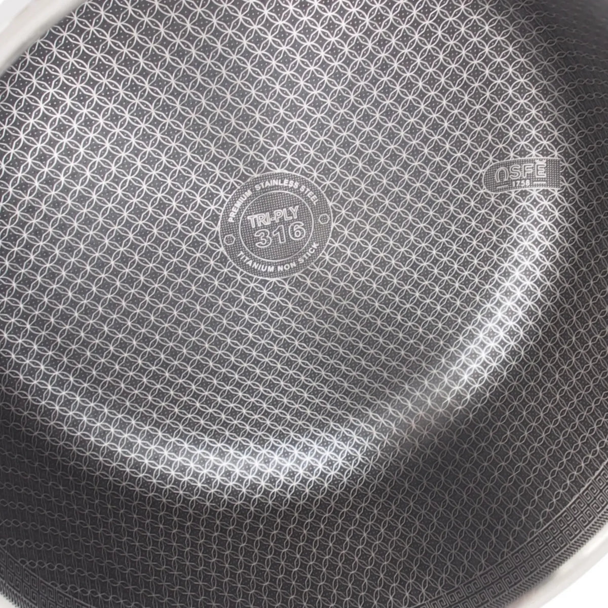 Nerūdijančio plieno 26 cm puodas OSFÉ Tri-Ply su dangčiu, 7 litrų talpa, virtuvės indas gaminimui.