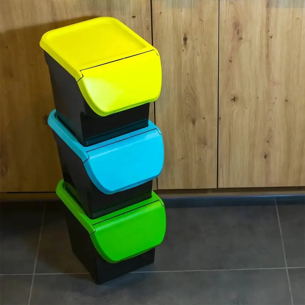 Trijų daržovių laikymo kibirėlių rinkinys, plastikiniai konteineriai su dangteliais, skirti daržovių laikymui namuose.