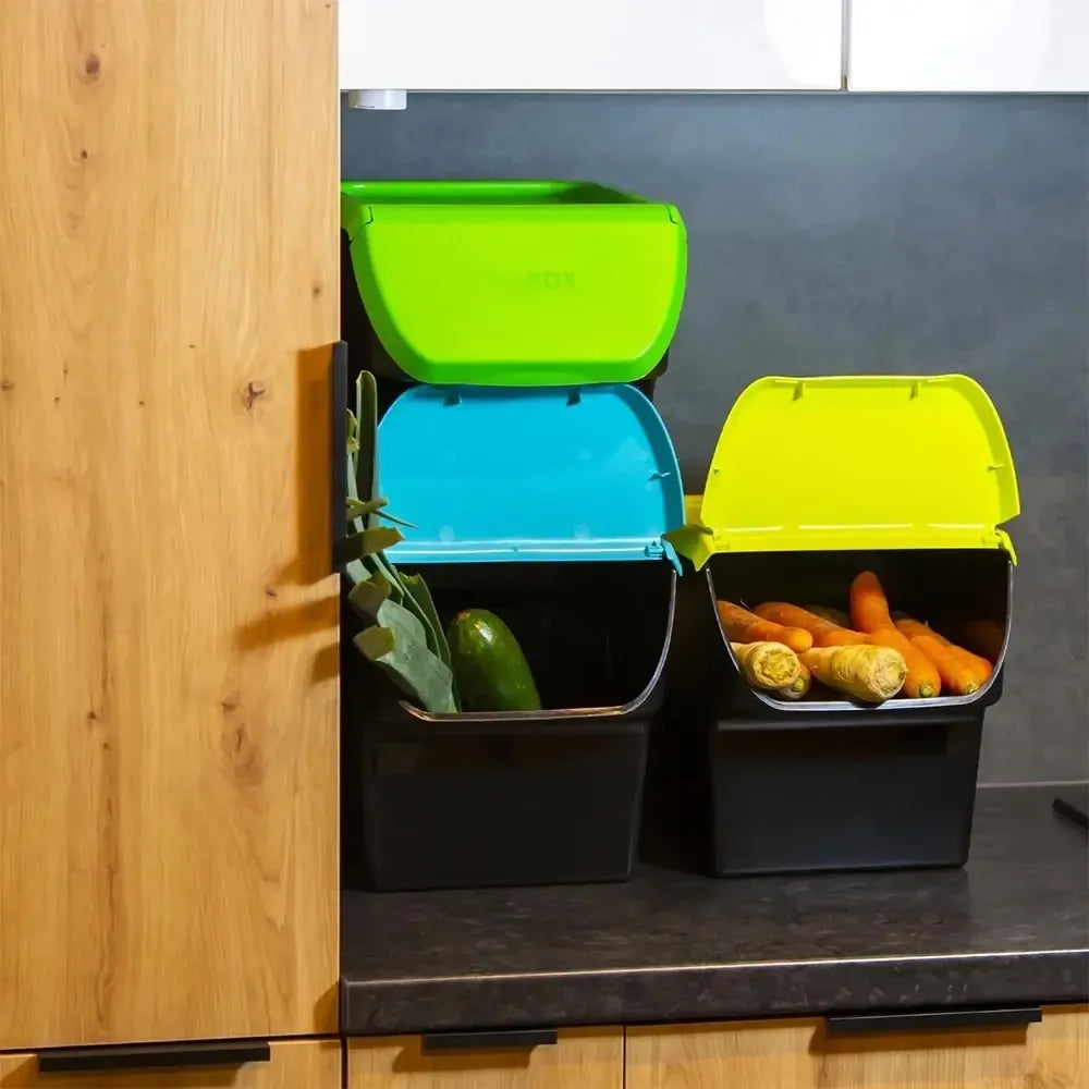 Trijų daržovių laikymo kibirėlių rinkinys, skirtas šviežių daržovių saugojimui, su plastikiniu rankena ir skaidriomis dalimis.