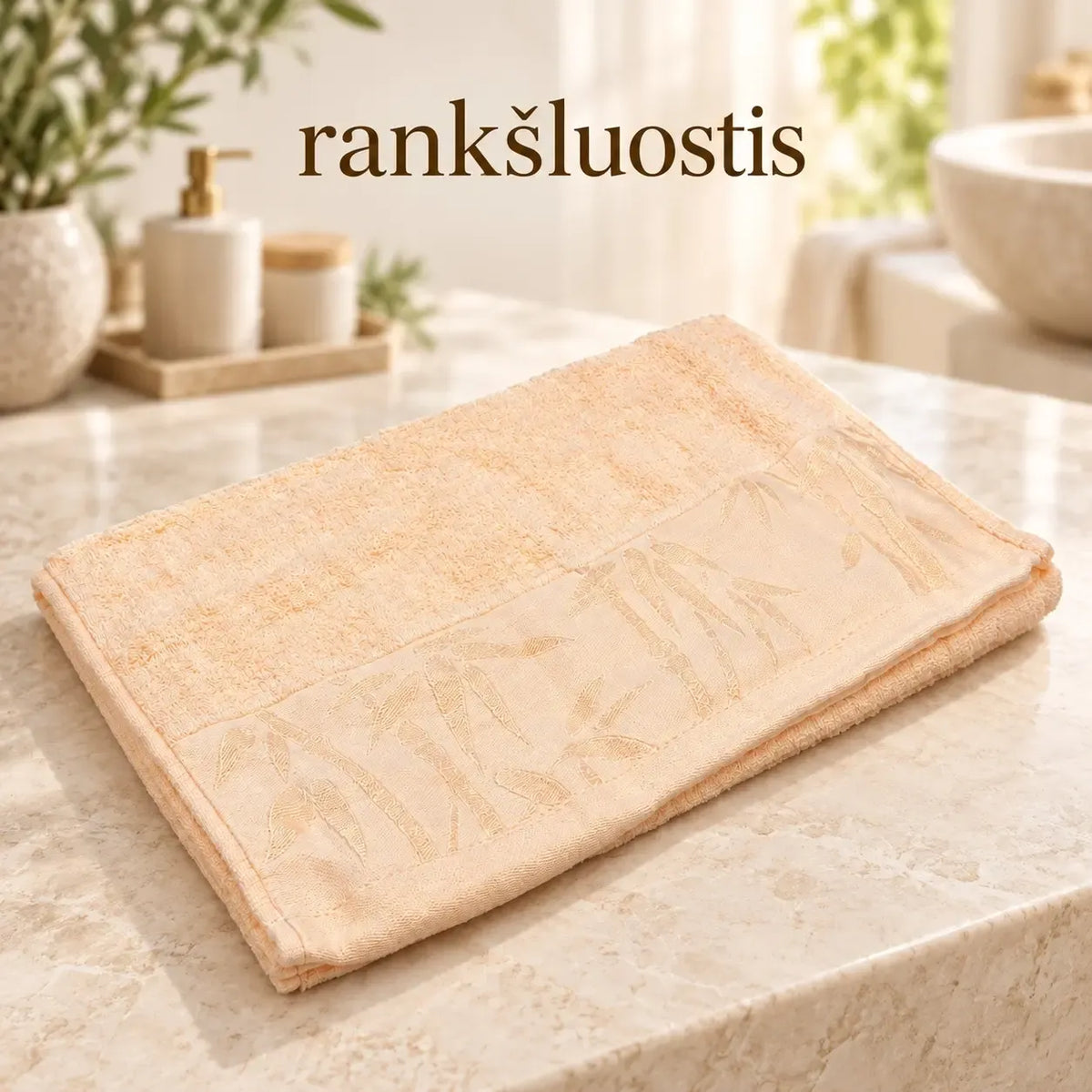 Rožinės spalvos bambuko pluošto ir medvilnės rankšluostis su bambukų raštu, matmenys 34 × 74 cm.