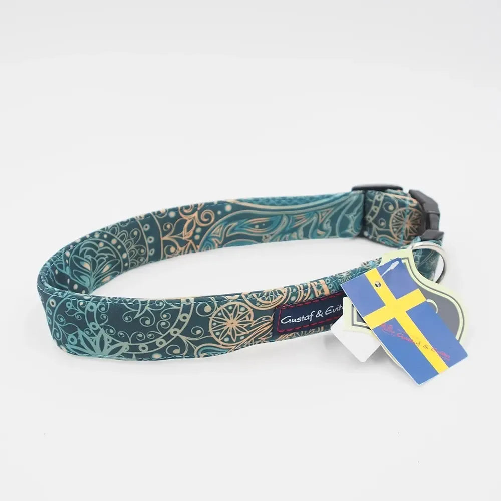 Žalias 50 cm šunų antkaklis „Gustaf & Evita“ su ornamentais, minkštas ir stilingas šunų aksesuaras.