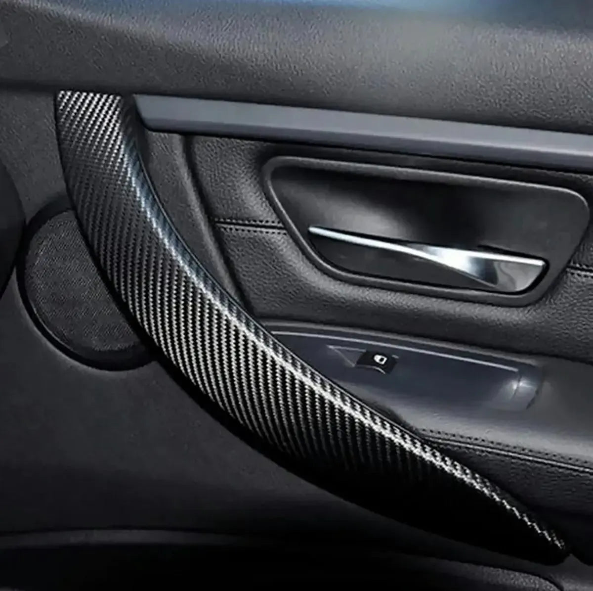 Automobilio karbono rašto apsauginė juosta, 5 m ilgio ir 5 cm pločio, apsaugo automobilio dažus nuo įbrėžimų.