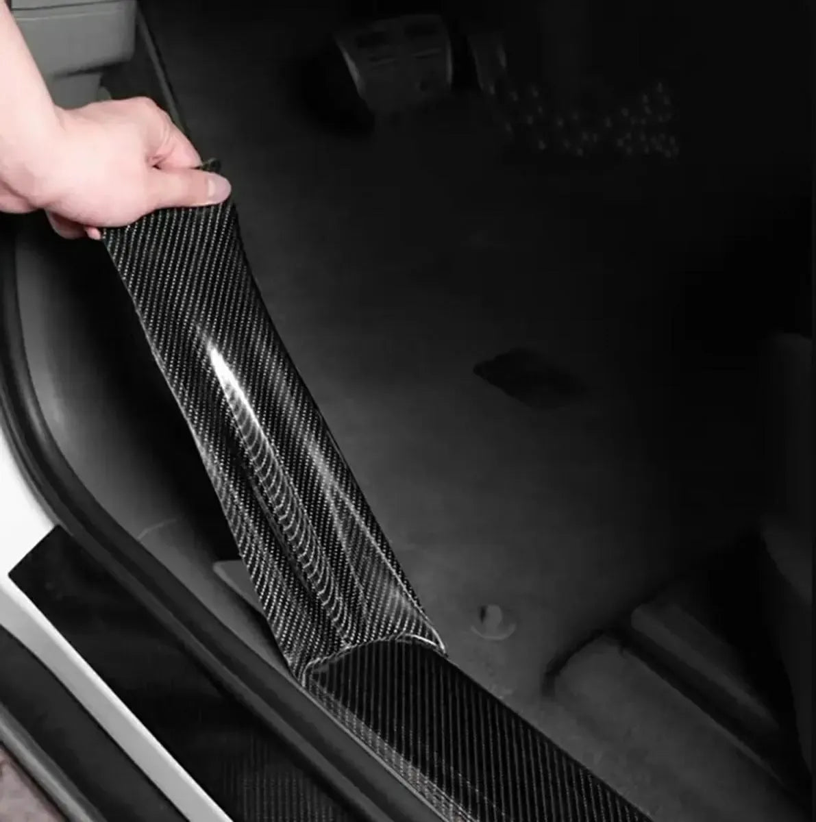 Karbono rašto automobilių apsauginė juosta, 5 m ilgio ir 5 cm pločio, matoma kaip dekoratyvinė juosta automobiliui.