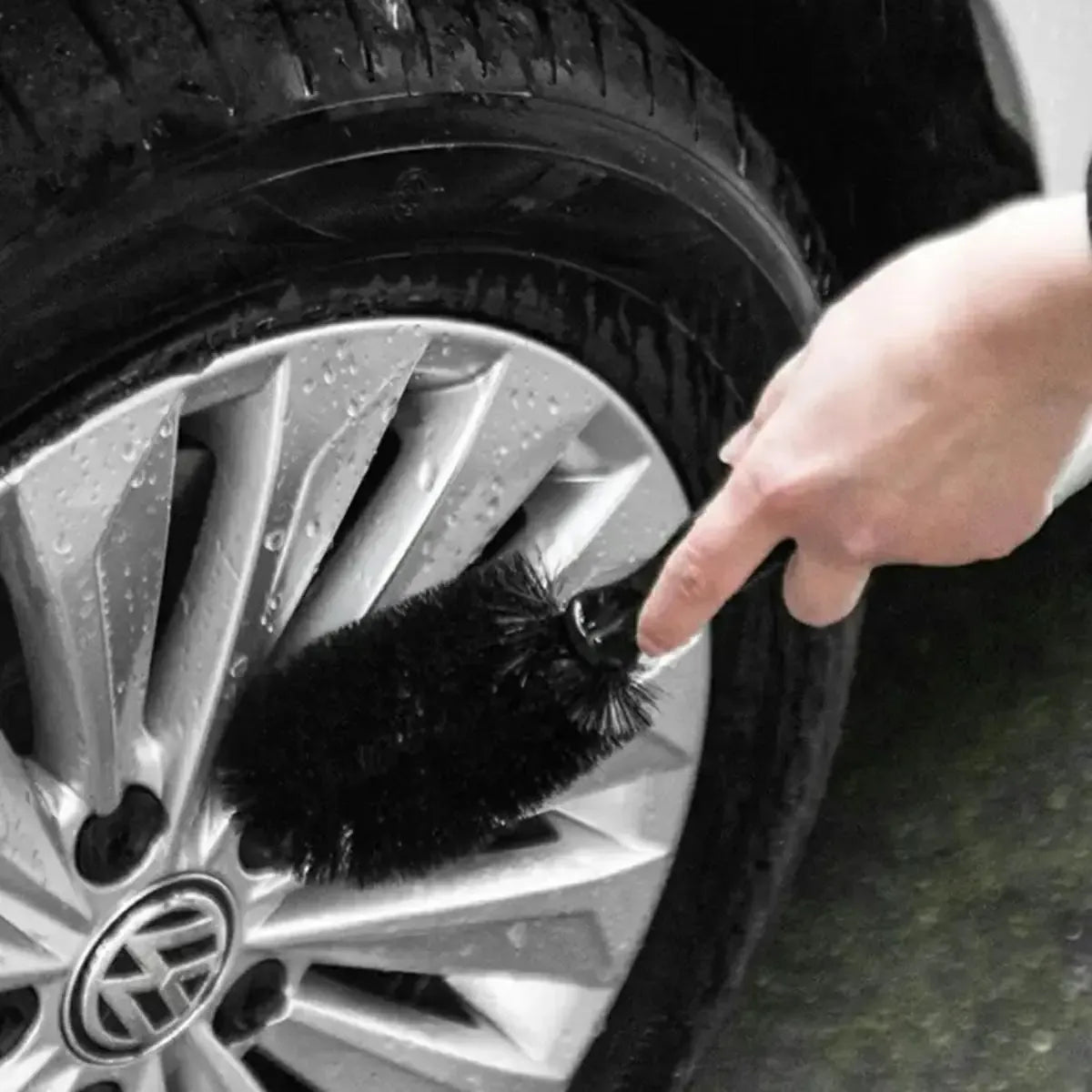 Automobilio ratlankių valymo šepetys su minkštais šereliais, skirtas efektyviam ratlankių valymui ir priežiūrai.
