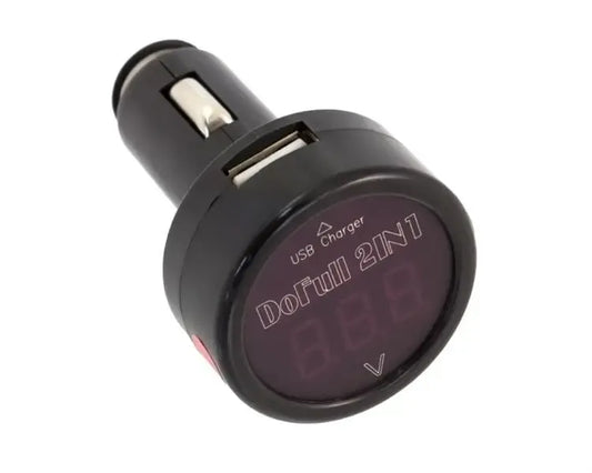 Automobilio voltmetras su USB įkrovikliu, matuoja įtampą 12V/24V, tinka automobiliams, matomas ekranas ir jungtys.