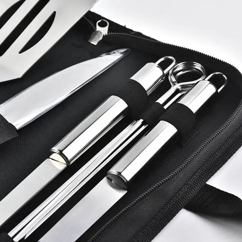 Ketaus BBQ įrankių rinkinys su patogiu dėklu, įskaitant šakutę, mentelę ir žirkles, skirtas kepimui lauke.
