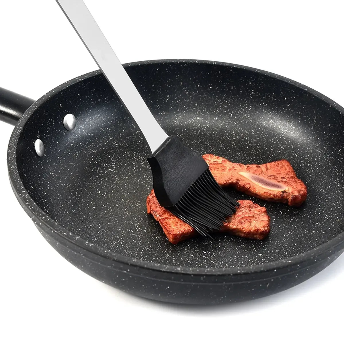 Ketaus BBQ įrankių rinkinys su patogiu dėklu, įskaitant šakutę, mentelę ir žnyples, skirtas kepti ant grotelių.