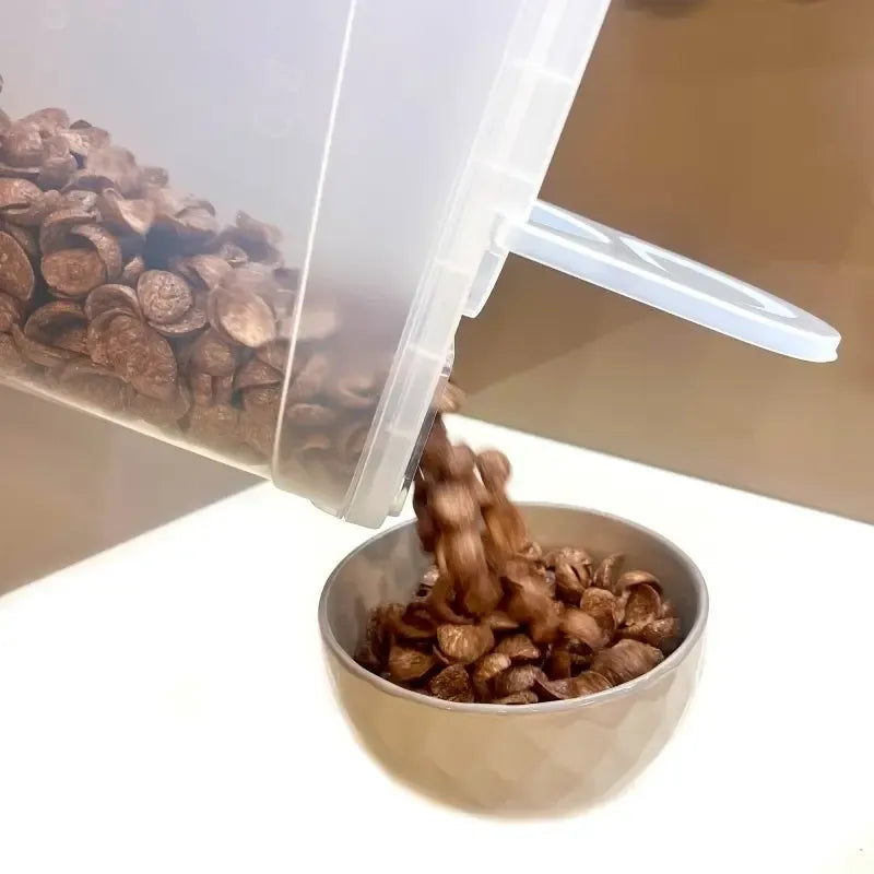 Stilingas ir praktiškas plastikinis birių produktų indas su 2,4 litrų talpa, tinkamas maisto laikymui ir dozavimui.